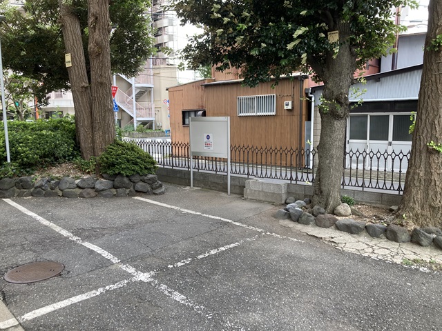 現場の駐車場