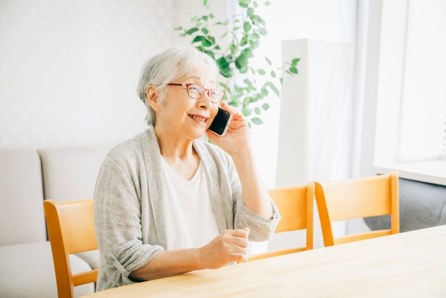 電話する女性