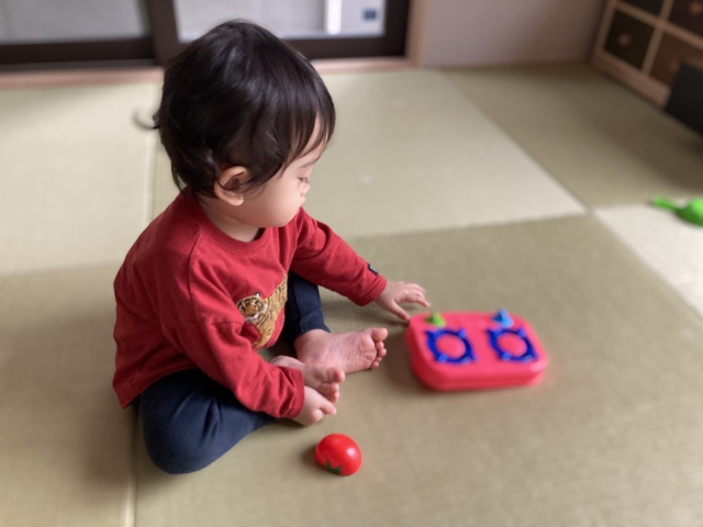 畳の上で遊ぶ子供