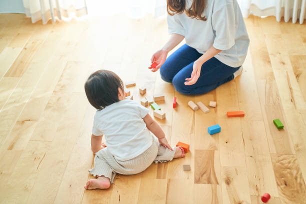 床暖房のあるリビングで遊ぶ親子