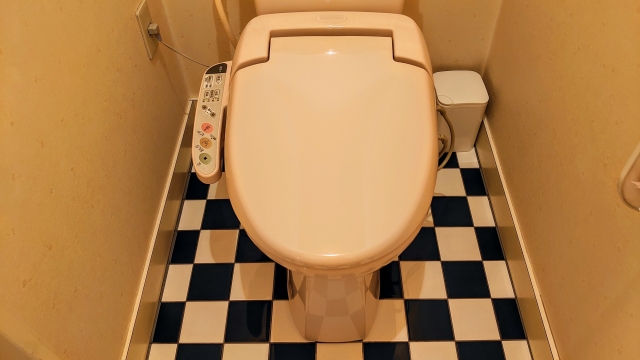 タイルが敷かれたトイレの床