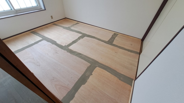 下地合板の継ぎ目に埋めたパテ