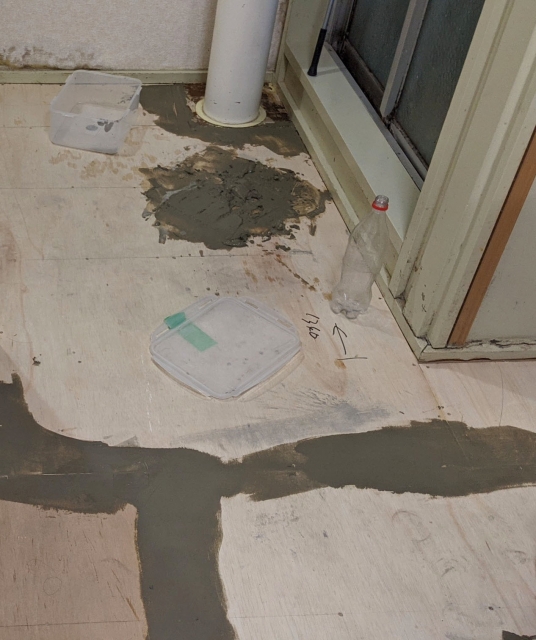 クッションフロア張替え前のパテ補修様子