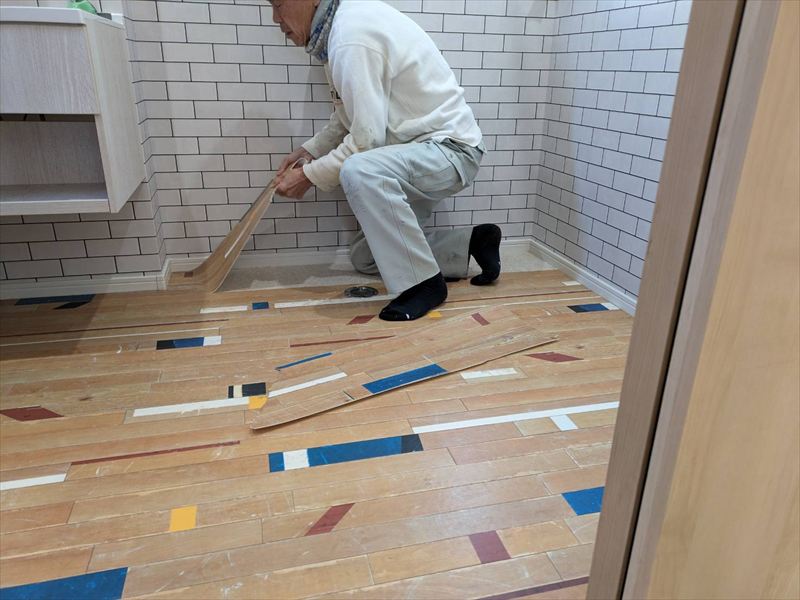 既存のクッションフロアの剥がし作業