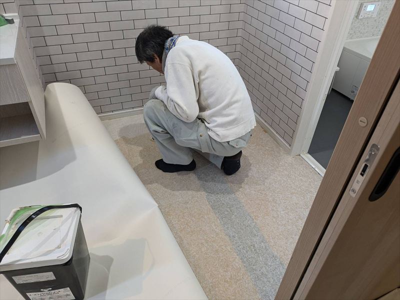 接着剤を下地合板に塗布する職人