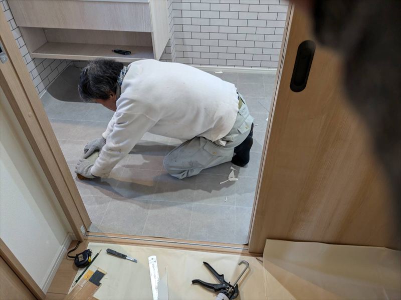 クッションフロアの凸凹をなくすためなじませていく工程