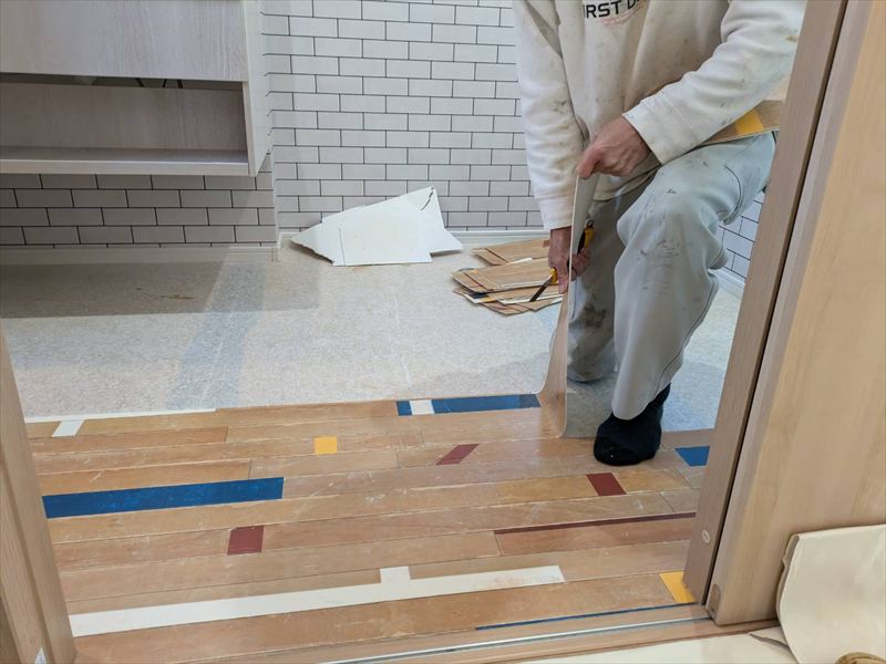 職人よるクッションフロアの剥がし工程