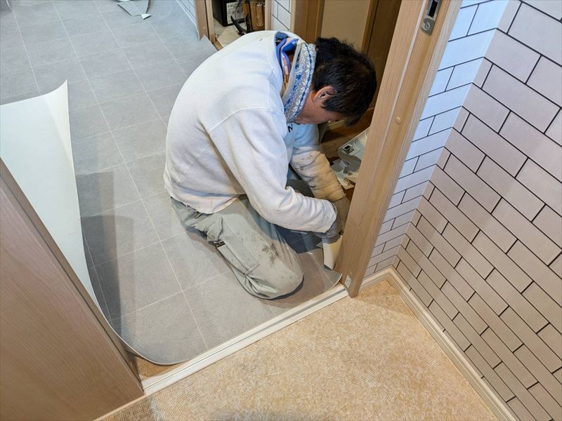 床の形にCFをカットする職人