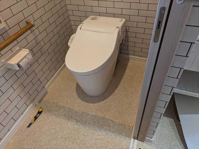 既存のクッションフロア撤去後のトイレの床