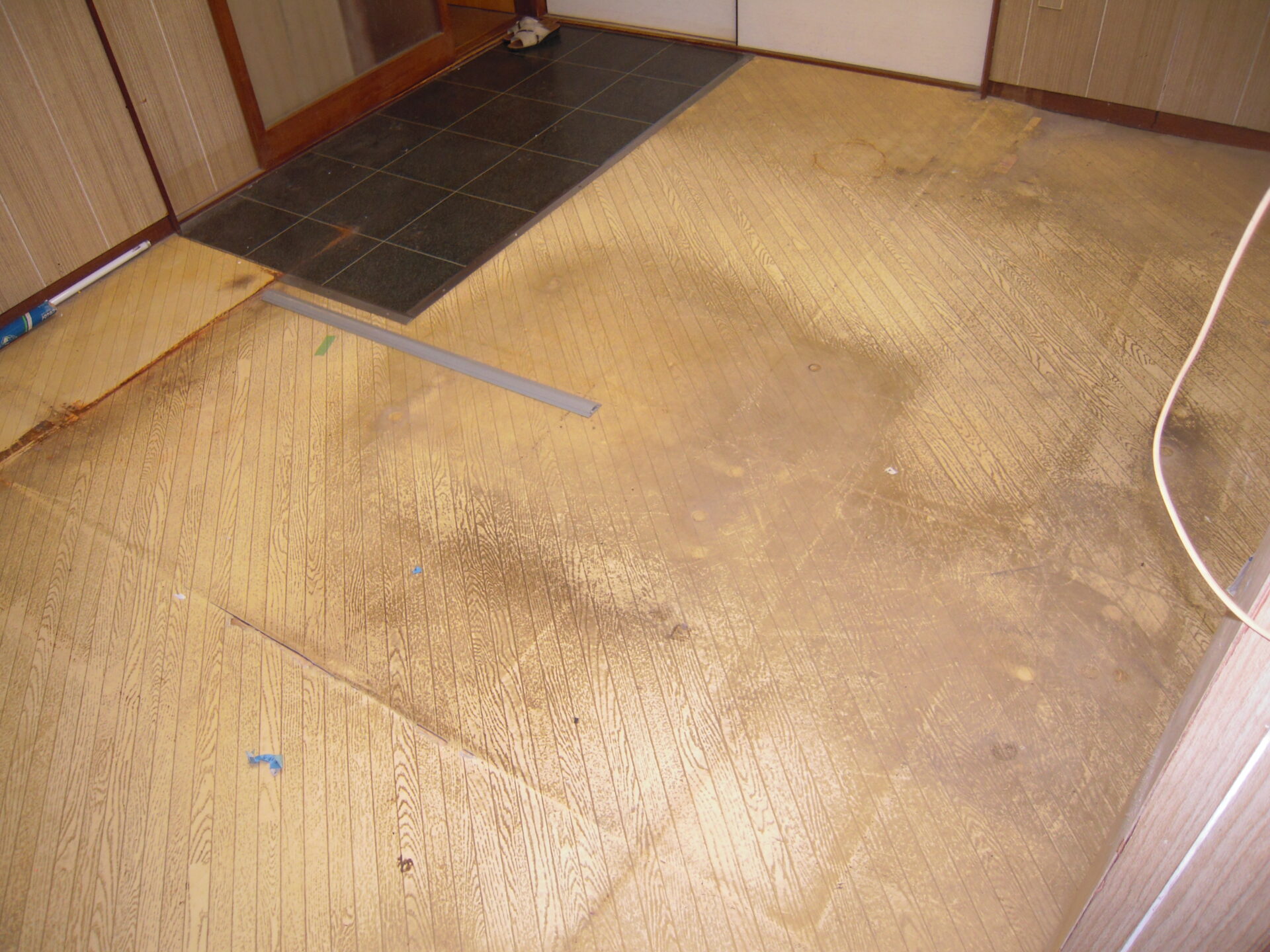 変色したクッションフロア