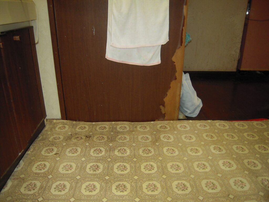 入口部分のはがれたクッションフロア