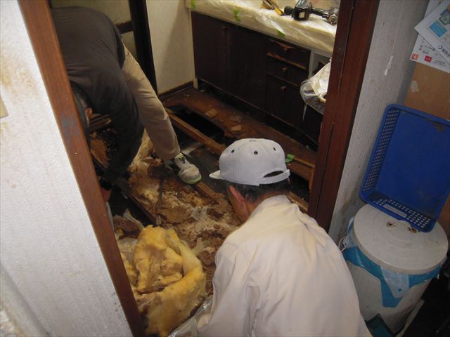 水に濡れた床下断熱材の撤去