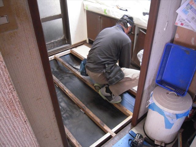 断熱材の施工開始