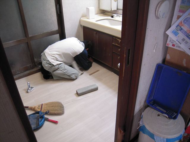 クッションフロアの敷設仕上げ作業