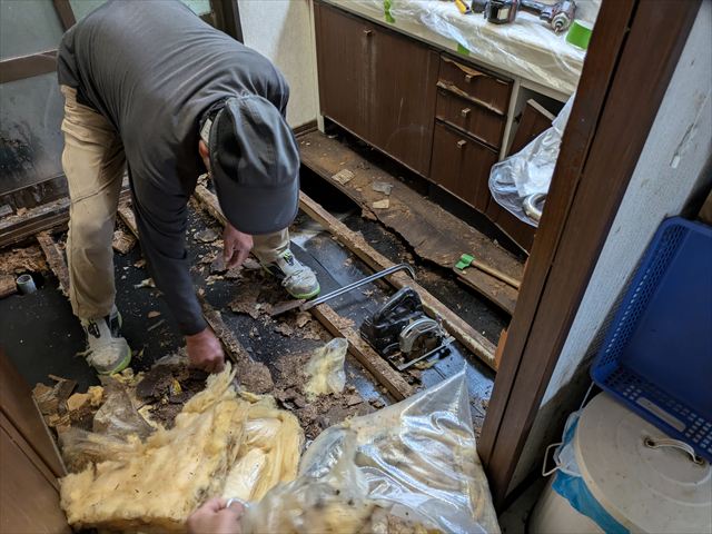 既存の傷んだ床下断熱材の撤去