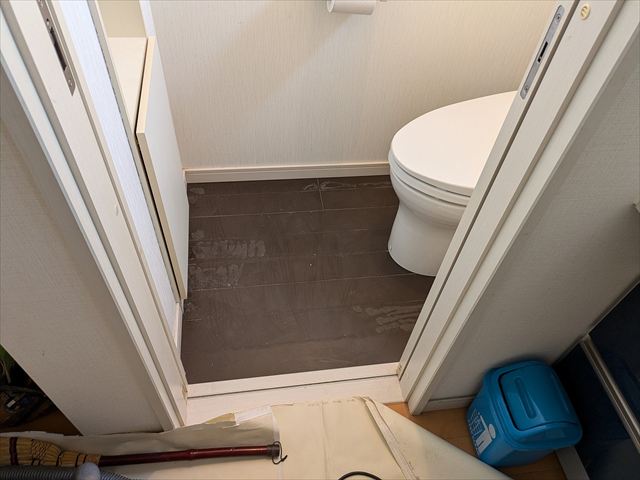 不陸調整が終わったトイレのフローリング