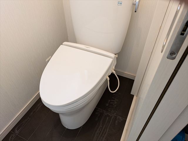 フィルムの撤去が完了したトイレフローリング