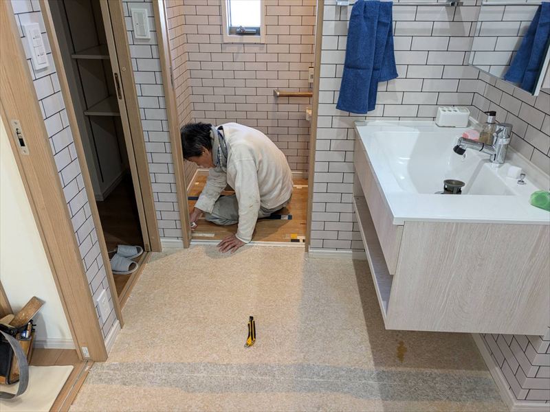 トイレのクッションフロアの撤去スタート