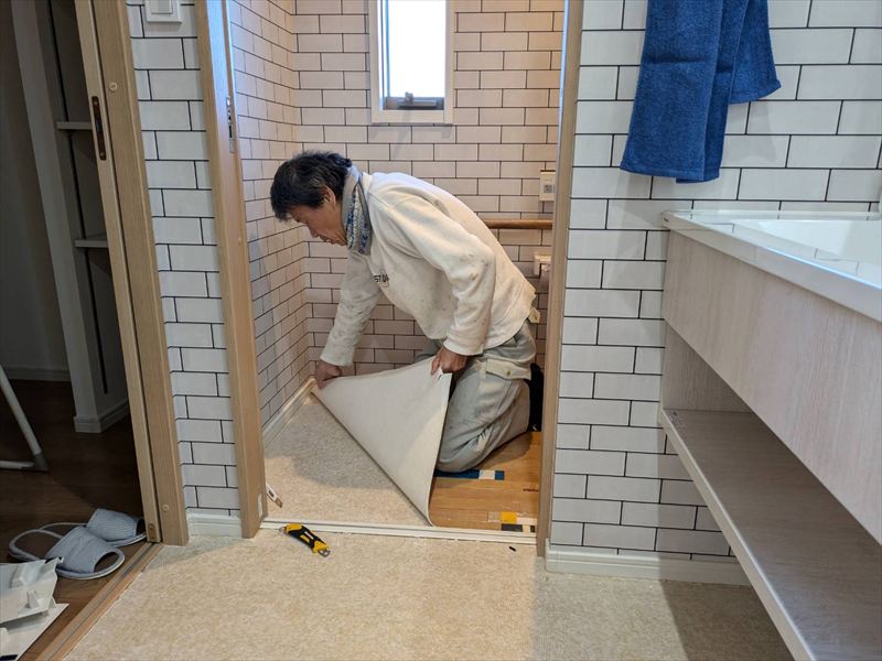 職人よる既存床の剥がし作業