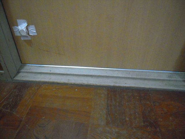 表面の傷が顕著なフローリング