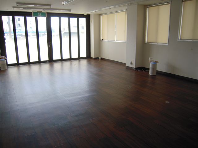 引越し前の事務所の床