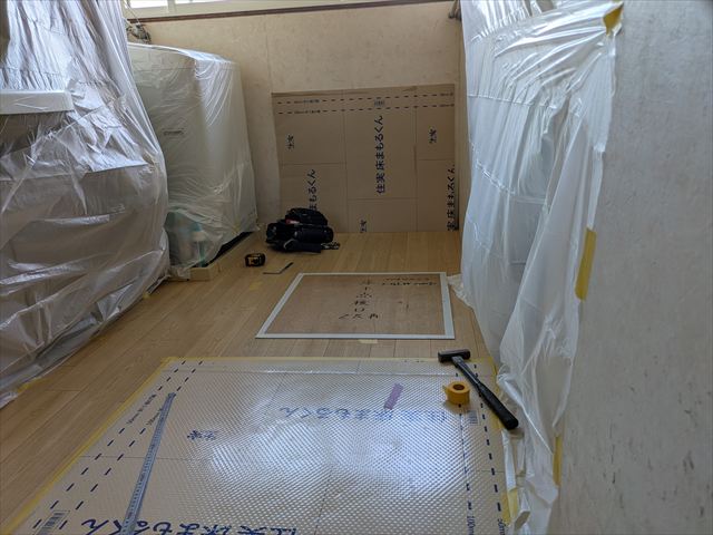 床下点検開口前の養生