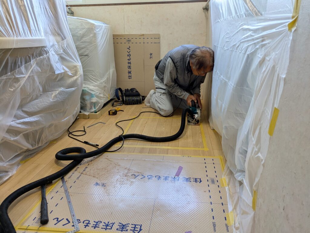 電気マルノコで床を開口