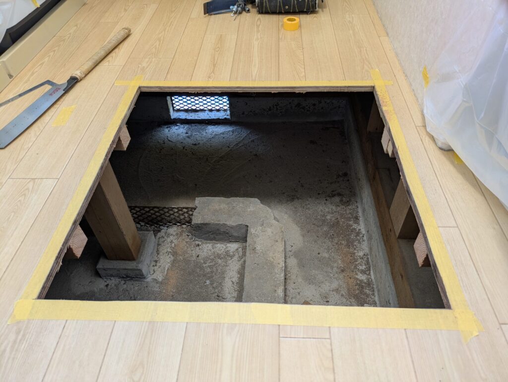 床下点検口設置のために開口した床