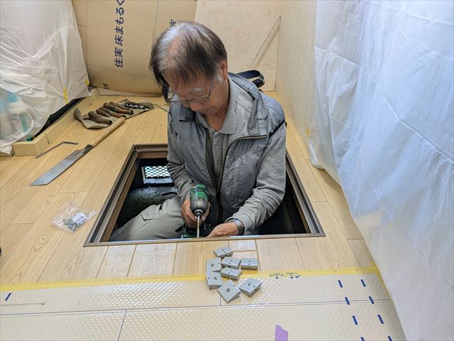 床下点検口の枠の取り付け
