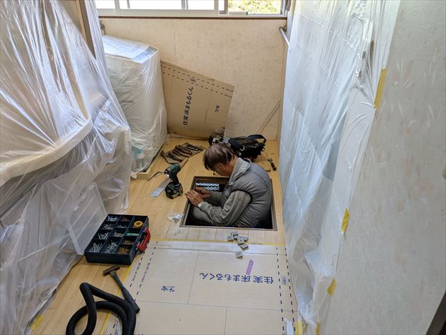 職人による枠の設置