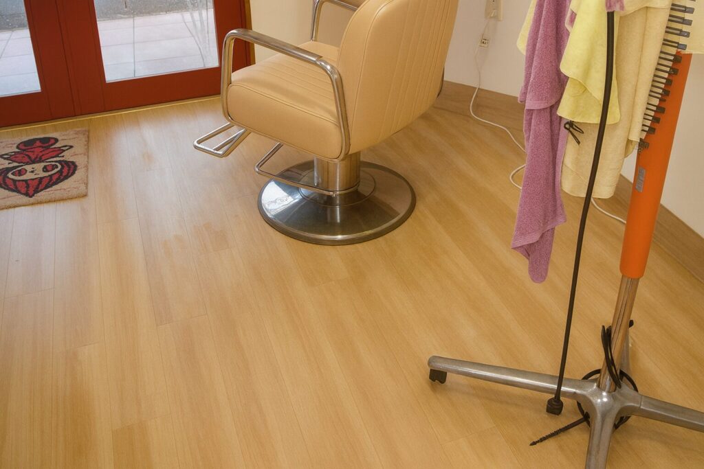 床リフォーム前の美容室の床
