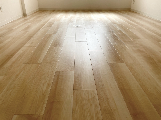 ナチュラル色の突板フローリング