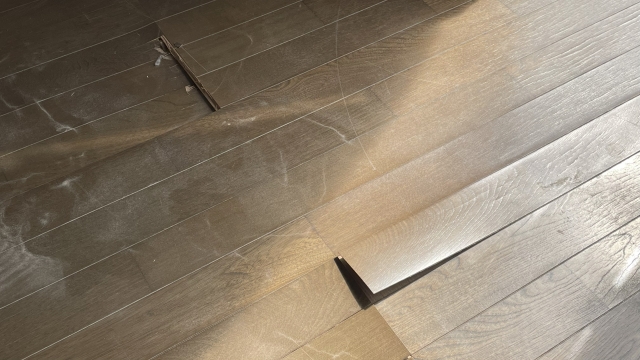 浮いてしまったフローリング