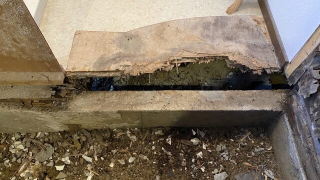 腐食した浴室の床