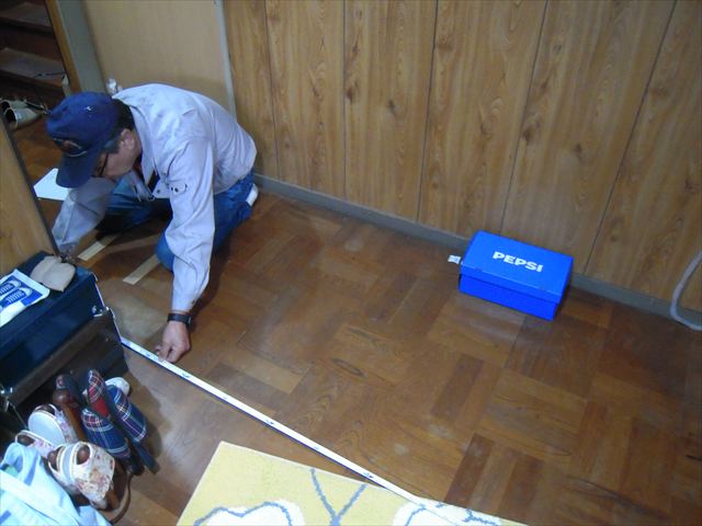 スケールを用いて床リフォーム箇所のサイズ計測