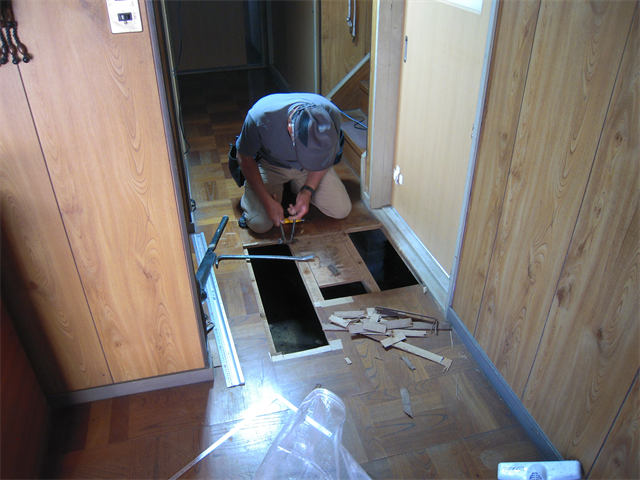 ぶかぶかしている床部分を撤去