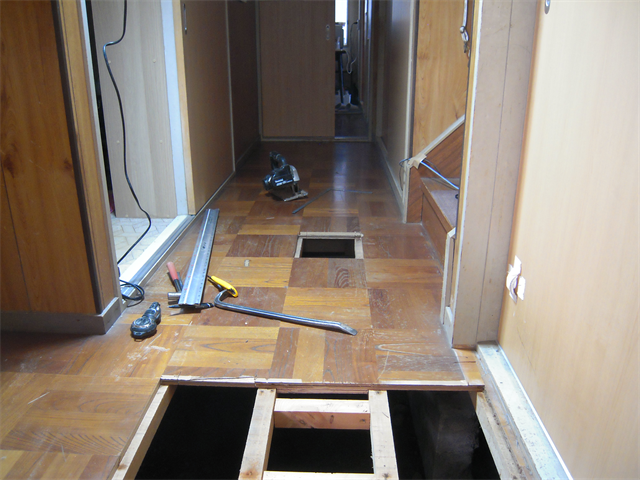 階段前の床の下地補強