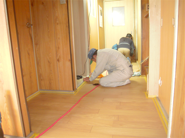 廊下の端末をマスキングテープで養生