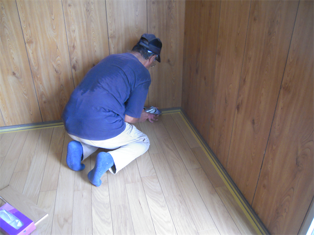 フローリング増し張りシーリング充填工程