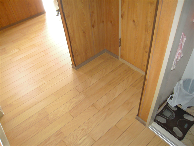 ナチュラル系のフローリング敷設