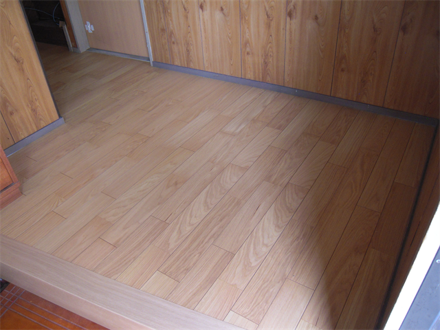 玄関ホール増し張り完工