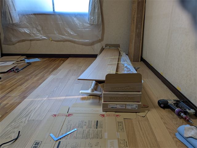 フローリング増し張りの施工中