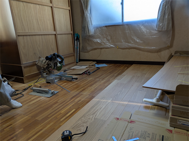 フローリング重ね張り進行中