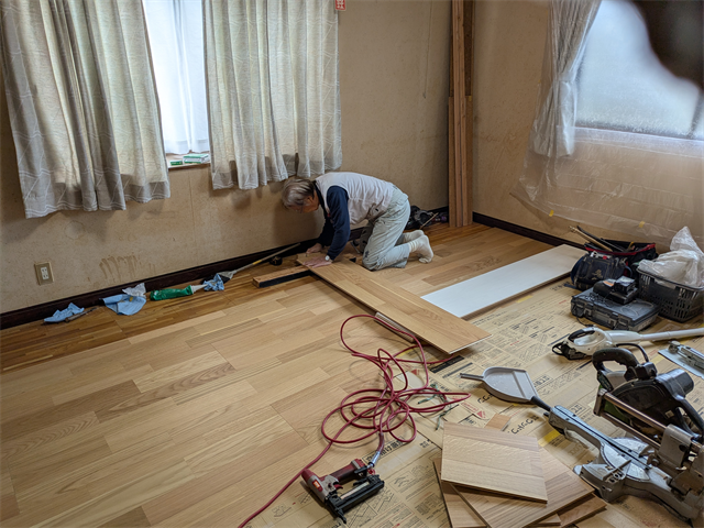 職人によるフローリングのカンナ掛け