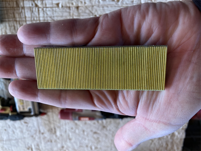 フローリング固定用のステイプラーの貼