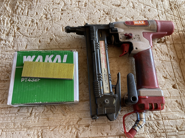 フローリング固定用のステイプラー