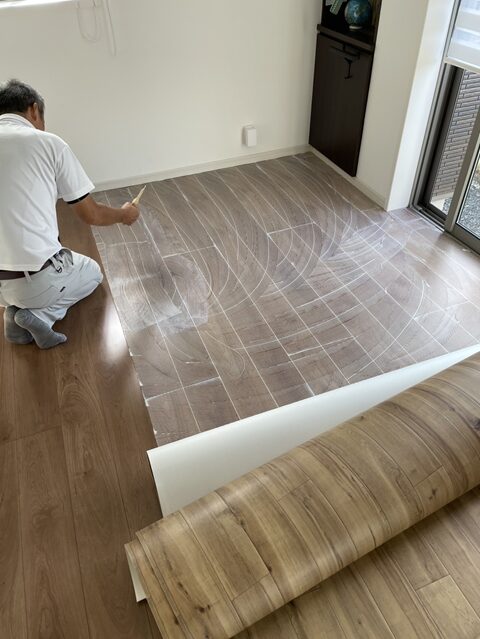 クッションフロア貼り付けのための接着剤塗布