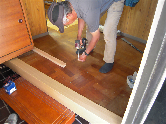 玄関廊下へのビスの増し打ち