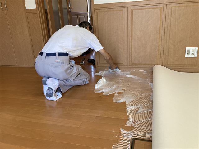 職人よるCF専用接着剤の塗布