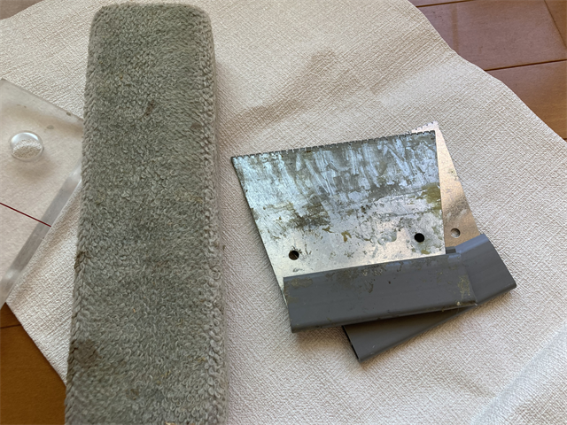 新しいクッションフロアを床になじませるための道具